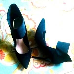 Black pointy heels size 8